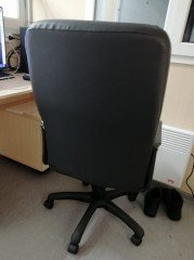 Компьютерное кресло с подлокотниками
