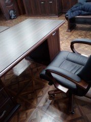 Стол и компьютерный стул для кабинета руководителя