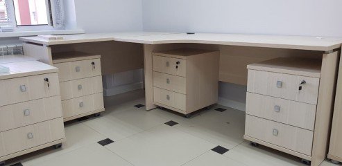 Офисные столы с тумбами для персонала